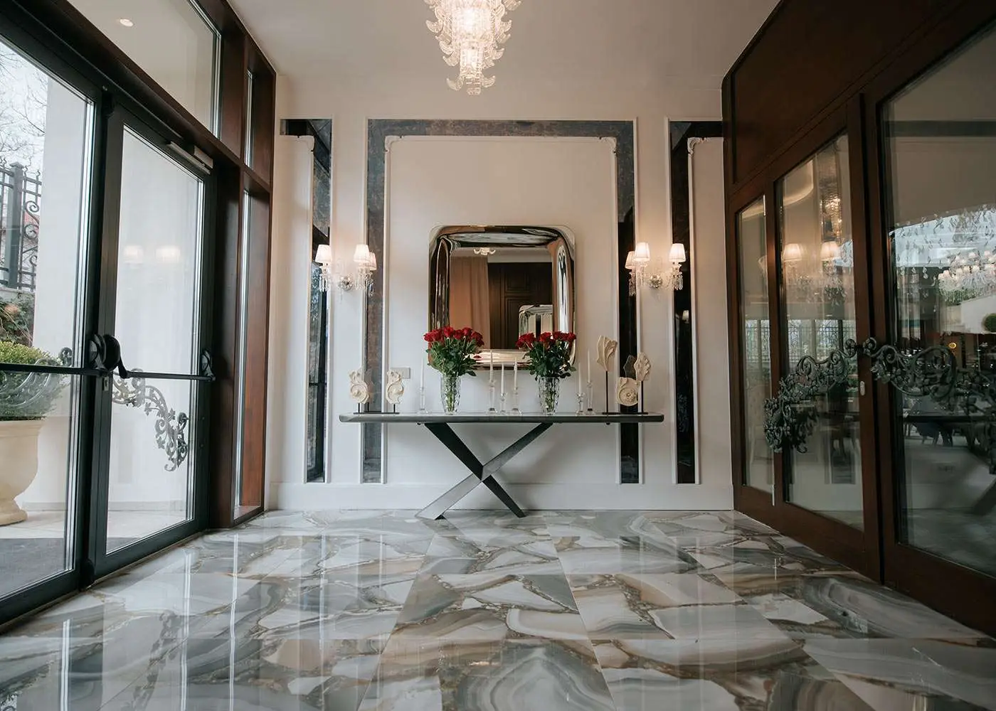 Interior finisat cu scara din lemn, balustrada de sticla si detalii decorative